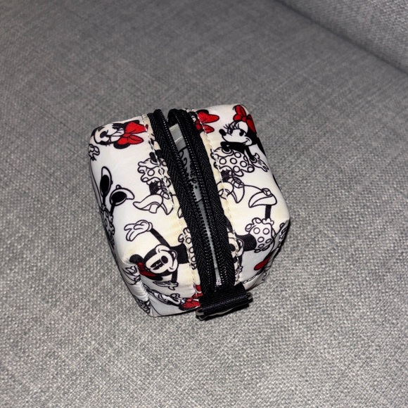 Disney Black and White Minnie Mouse Shoulder Bag - Picture 3 of 7